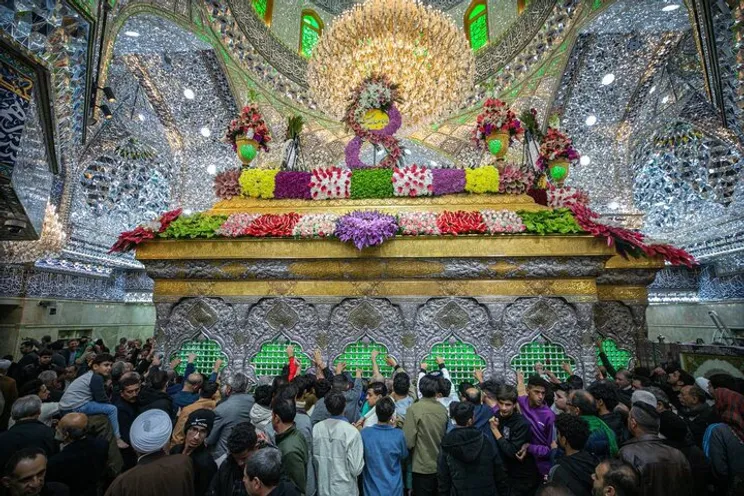 ضریح حرم امام حسین (ع) گلباران شد
