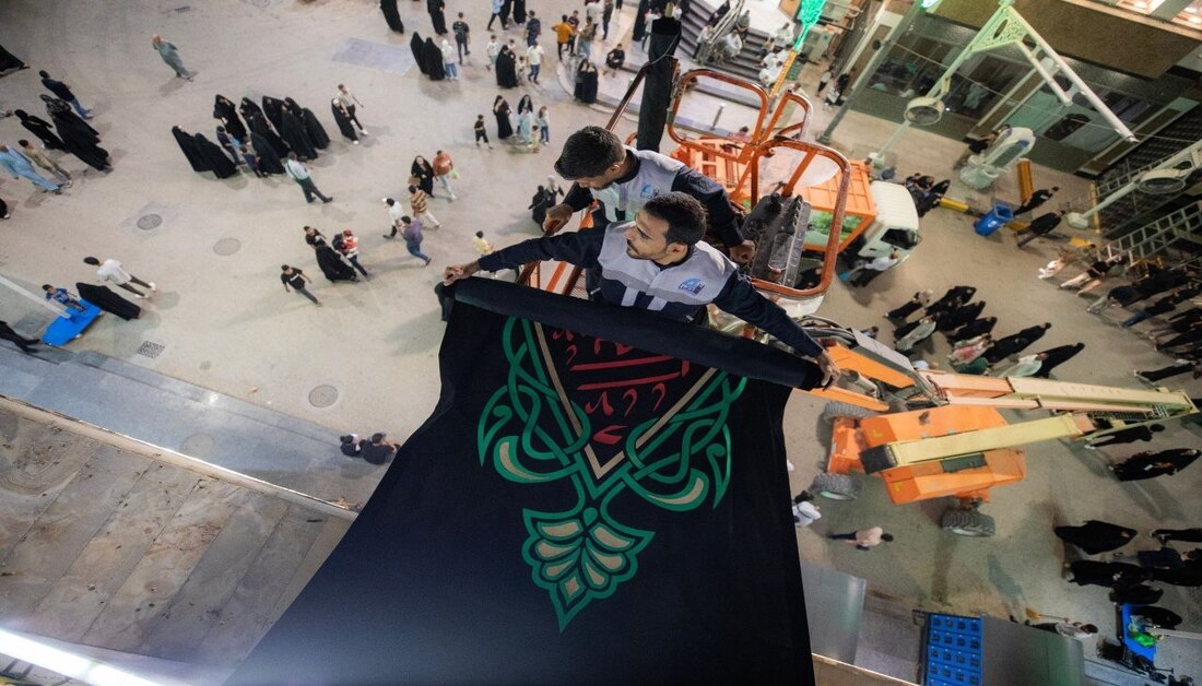 حرم امام حسین(ع) در آستانه محرم سیاه‌پوش شد