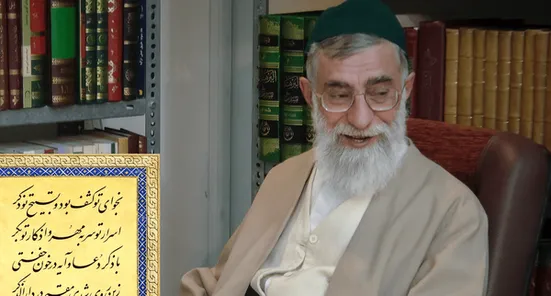 انتشار نخستین‌بار| تصویری از قائد بزرگ امت در کتابخانه شخصی‌شان