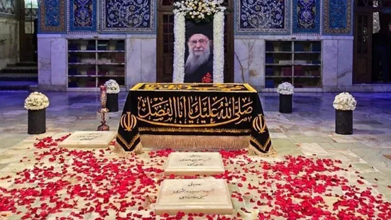 روح‌الامین، خالق نوشته پوش مزار رهبر شهید