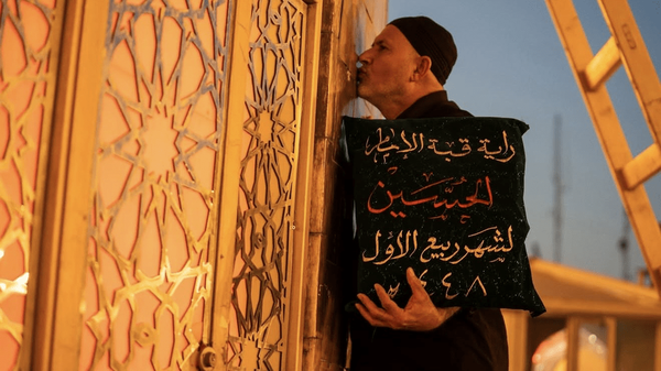 پرچم سرخ انتقام دوباره بر گنبد حرم امام حسین(ع) برافراشته شد