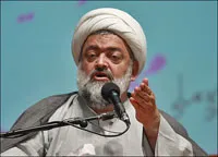 روحانیون و مداحان در خط مقدم تهدیدهای دشمنان هستند