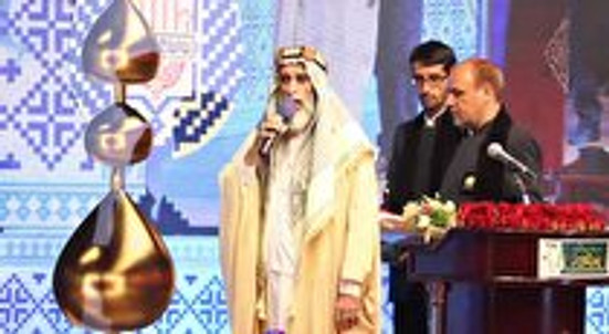 اهدا پرچم حضرت عباس ع به همایش پیر غلامان