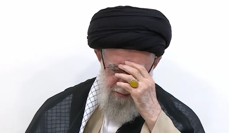 اشک‌های رهبر شهید انقلاب هنگام نوحه‌ی «کجایید ای شهیدان خدایی؟»