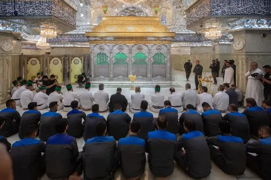 غبار روبی حرم امام حسین(ع) در آستانه ولادت پیامبر(ص)+تصاویر