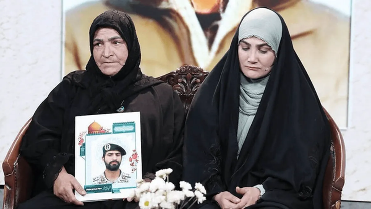 بوسه بر گوشه چادر مادر شهید سجاد زبرجدی