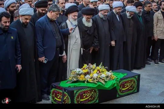 تشییع پیکر والده حجت الاسلام سید حسین مومنی در حرم حضرت فاطمه معصومه(س)