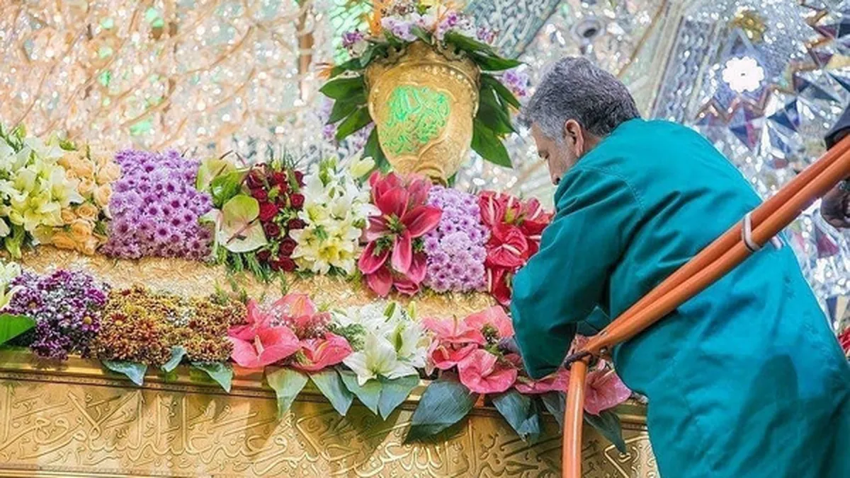 خادمان اعتاب مقدسه حرم امام رضا(ع) را گل‌آرایی می‌کنند+فیلم