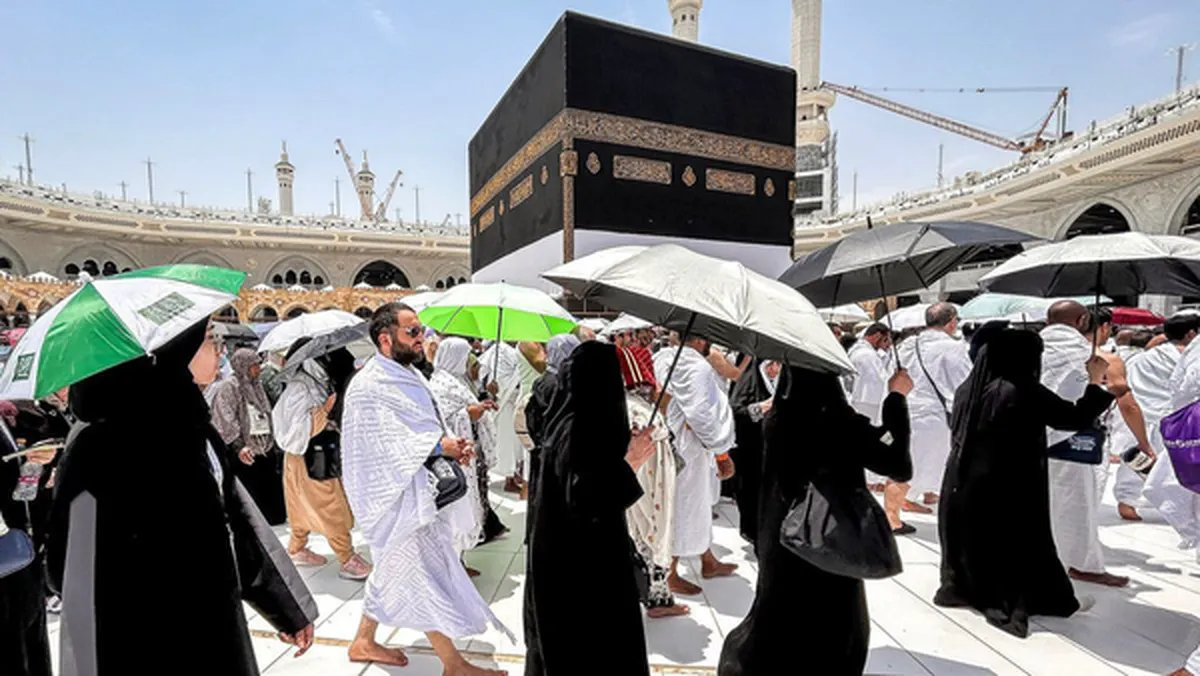 آیا پول واریزی برای سفر حج یا عمره خمس دارد؟