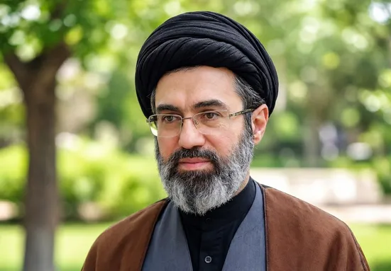زندگی‌نامه آیت‌الله سید مجتبی خامنه‌ای؛ از جبهه تا اجتهاد و رهبری