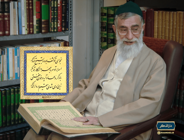 انتشار نخستین‌بار| تصویری از قائد بزرگ امت در کتابخانه شخصی‌شان
