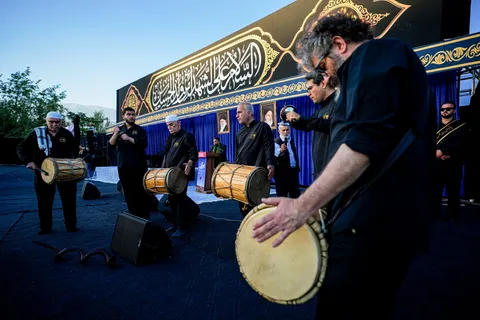 اهتزاز بزرگترین پرچم عزای حسینی کشور در تهران