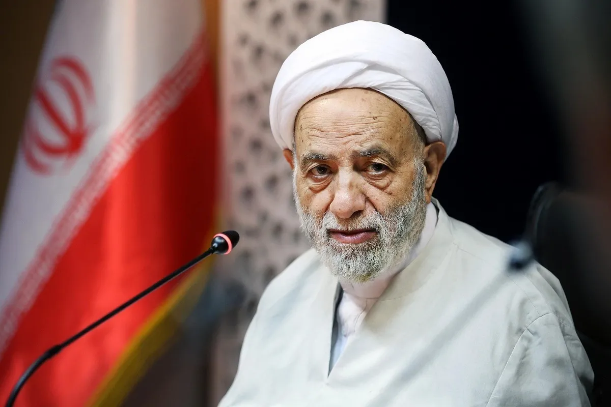 اگر معلم به نماز پایبند باشد، جامعه اخلاقی پرورش می‌یابد