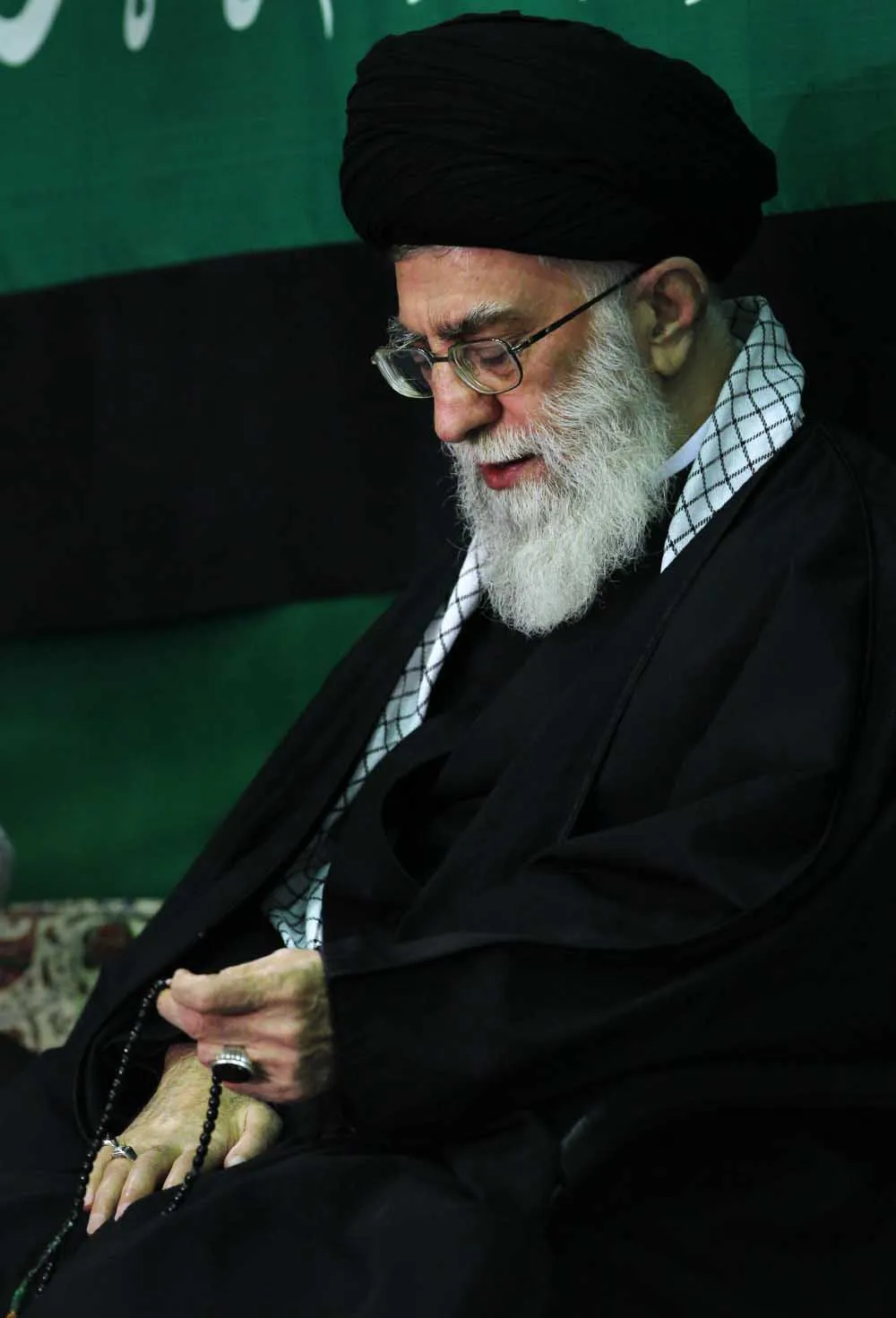 دعای رهبر بر سر سفره مادر
