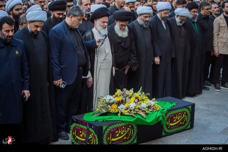 تشییع پیکر والده حجت الاسلام سید حسین مومنی در حرم حضرت فاطمه معصومه(س)